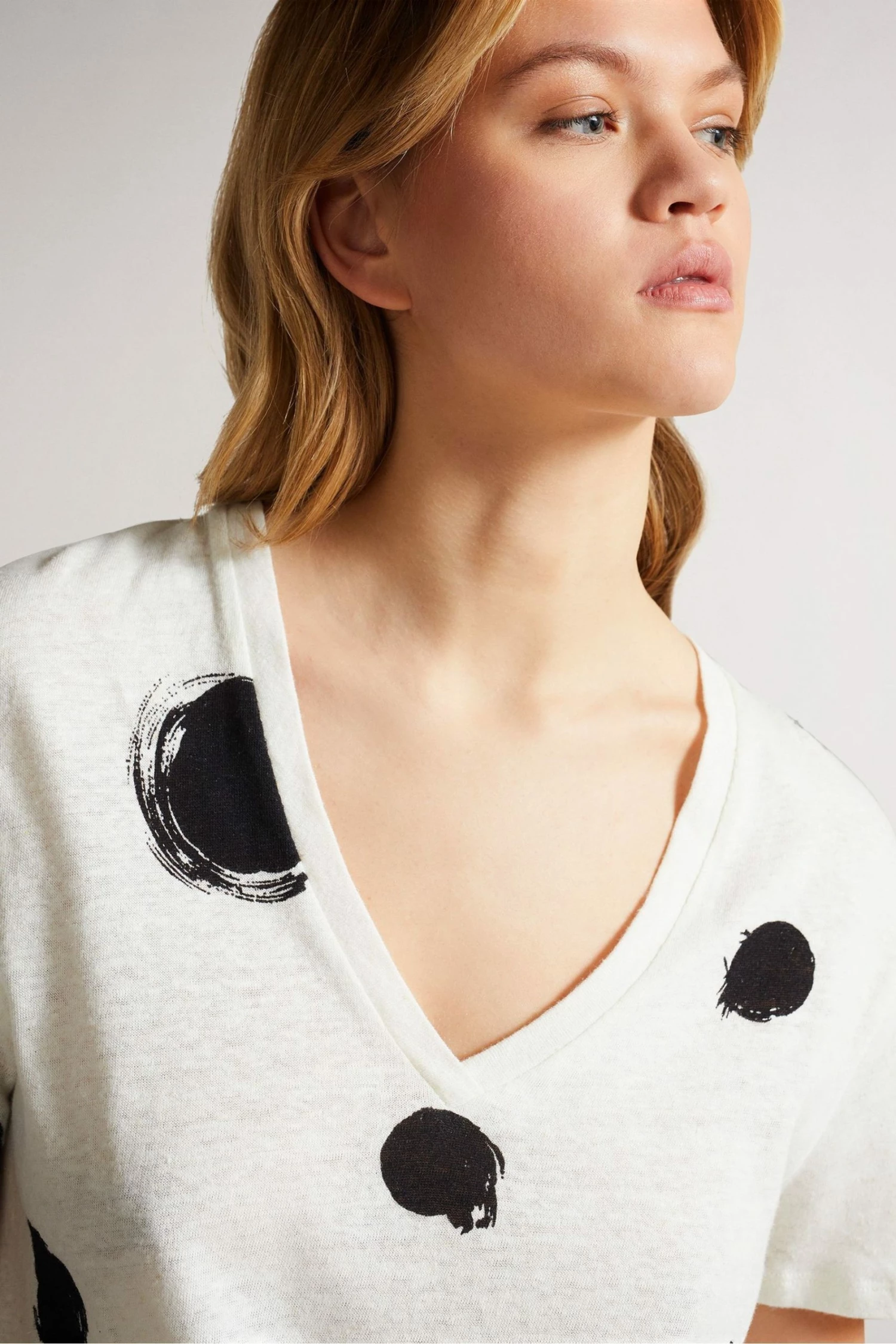 Ted Baker Zariiah White Spot Linen V Neck T-Shirt 5 Ted Baker Zariiah White Spot Linen V Neck T-Shirt - Image 3