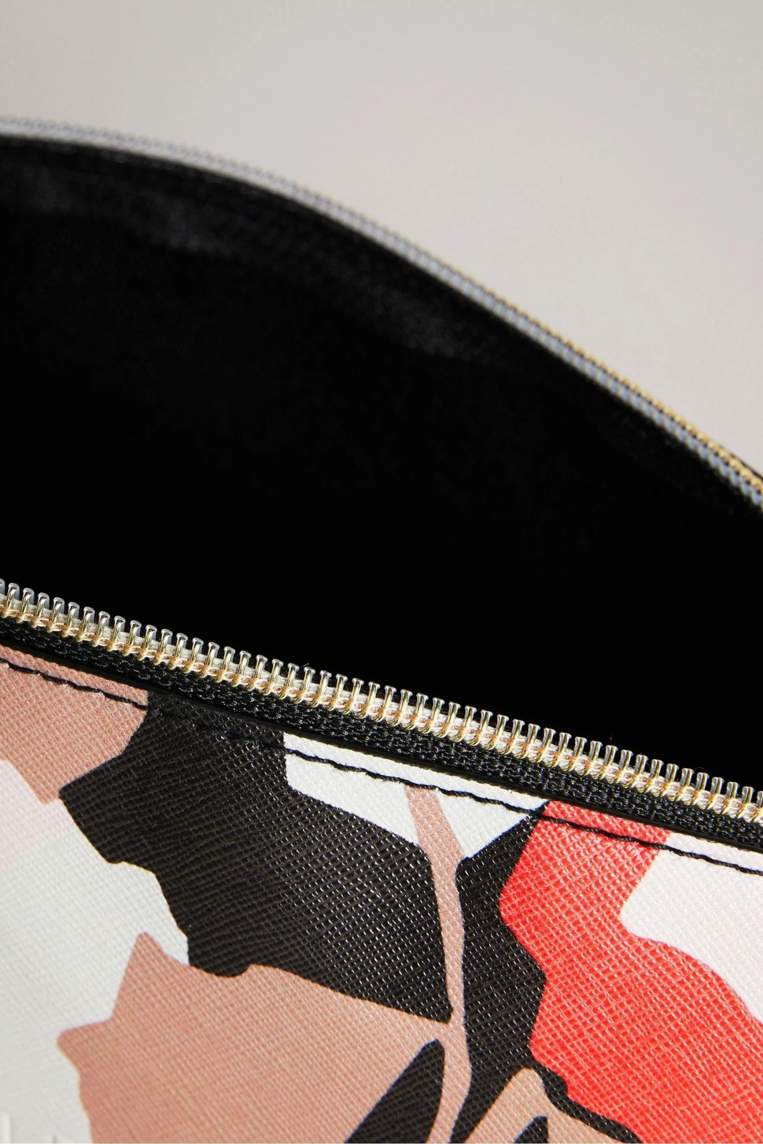 Ted Baker Black Mellaa Retro Flood Saffiano Deboss Washbag 4 Ted Baker Black Mellaa Retro Flood Saffiano Deboss Washbag - Image 3